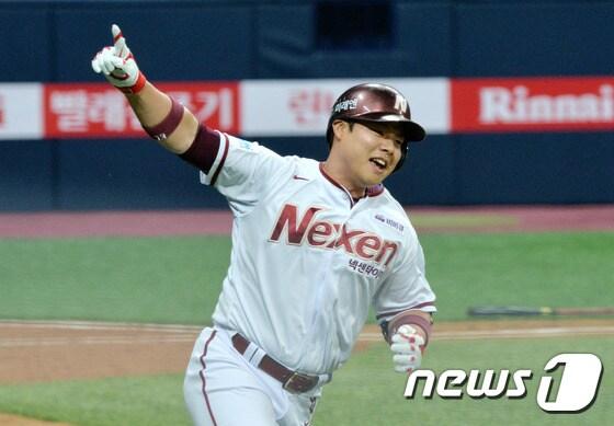본문 이미지 - 3일 오후 서울 구로구 고척스카이돔에서 열린 2016 KBO리그 프로야구 롯데와 넥센의 경기 9회말 넥센 공격 1사 1,2루 상황에서 윤석민(넥센)이 끝내기 안타를 친 후 환호하고 있다. 2016.4.3/뉴스1 ⓒ News1 박세연 기자