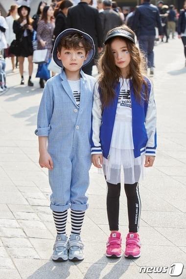 본문 이미지 - 990V4를 신은 어린이 모델들. 사진제공=이랜드 ⓒ News1