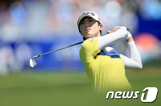 본문 이미지 - 박성현이 4일(한국시간) 열린 LPGA투어 ANA 인스퍼레이션 4라운드에서 1번홀 세컨드샷을 날리고 있다. 2016.4.4/AFP=뉴스1 ⓒ News1