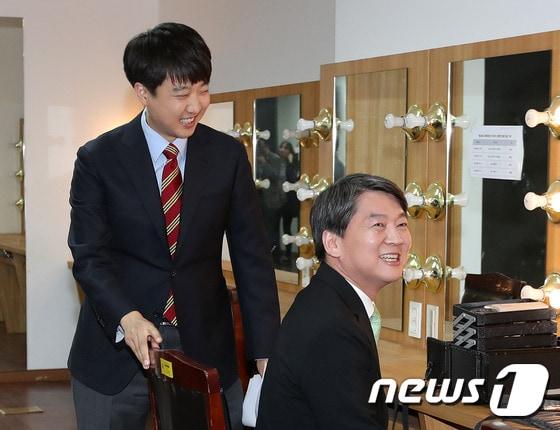 본문 이미지 - 2016년 4월 5일 오후 서울 노원구 인덕대학교 은봉관에서 열린 노원후보자 TV토론회에 참석하는 이준석 새누리당 후보와 안철수 국민의당 후보가 분장실에서 마주치고 있다. 2016.4.5/뉴스1 ⓒ News1 박지혜 기자