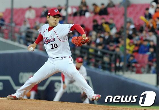 본문 이미지 - 5일 오후 광주 기아챔피언스필드에서 열린 '2016 KBO리그 프로야구' LG 트윈스와 KIA 타이거즈의 경기에서 KIA 선발 윤석민이 역투하고 있다. 2016.4.5/뉴스1 ⓒ News1 황희규 기자