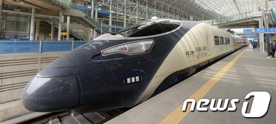 본문 이미지 - 시승행사를 마친 차세대 고속열차 해무(HEMU-430X)가 6일 경기도 광명시 KTX광명역으로 들어오고 있다. 국내 기술로 개발한 해무는 동력분산식 고속열차로 430km까지 속도를 낼 수 있다. 2016.4.6/뉴스1 ⓒ News1 황기선 기자