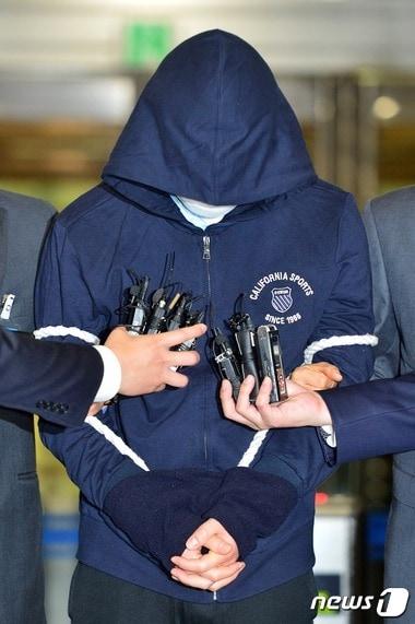 본문 이미지 - 6일 오후 서울 서대문구 경찰청에서 정부서울청사에 침입해 7급 공무원 필기시험 합격자 명단을 조작한 20대 공무원 시험 응시생이 영장실질심사를 받기 앞서 취재진의 질문을 받고 있다. 2016.4.6/뉴스1 ⓒ News1 민경석 기자