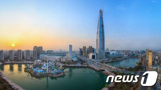 본문 이미지 - 롯데월드타워 전경.(롯데물산 제공) 2016.4.6/뉴스1 ⓒ News1 김진 기자