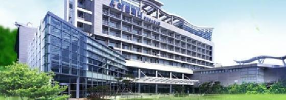 본문 이미지 - 6일 오후 6시 40분쯤 부산관광공사가 운영하는 부산 해운대구 아르피나 유스호스텔 내 수영장에서 천장 마감재 15개가 바닥으로 떨어졌다.    ⓒ News1