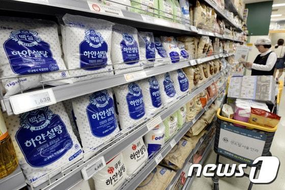 본문 이미지 - 서울 시내 대형마트에 설탕이 진열돼 있다. ⓒ News1 안은나 기자
