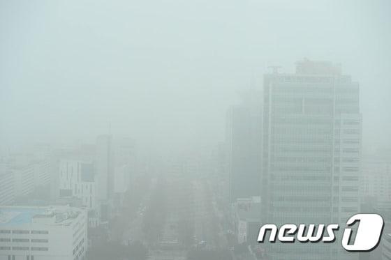 본문 이미지 - 27일 대전·충남은 오전까지 가시거리 200m 미만의 짙은 안개가 낄 것으로 예보됐다. 대전시청에서 바라본 도심이 안개로 뿌옇게 보이고 있다. ⓒ 뉴스1