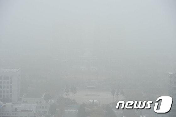본문 이미지 - 12일 대전·충남엔 오전 사이 가시거리 200m 미만의 짙은 안개가 낄 것으로 예보됐다. 대전시청에서 바라본 도심이 안개로 뿌옇게 보이고 있다.  ⓒ 뉴스1