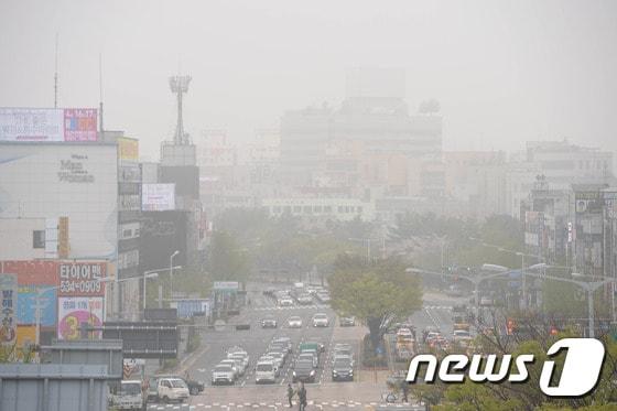 본문 이미지 - 4일 대전·충남은 새벽부터 오전 사이 내륙을 중심으로 가시거리 1㎞ 미만의 안개가 낄 것으로 예보됐다. 대전 서구 감마 네거리를 이용하는 출근차량들이 짙은 안개 속에서 전조등을 켠 채 운행을 하고 있다. /뉴스1 ⓒ News1