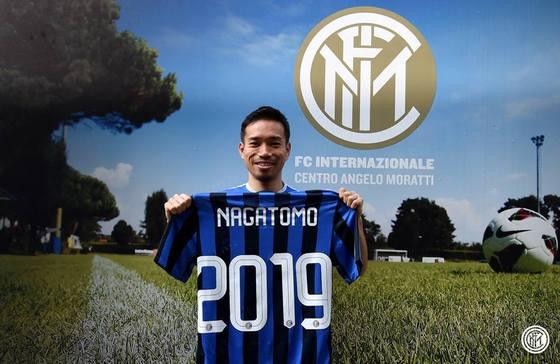 본문 이미지 - 일본 국가대표 수비수 나가토모 유토(30)가 이탈리아 세리에A의 인터 밀란과 2019년까지 재계약을 맺었다. (인터 밀란 홈페이지 캡처) ⓒ News1