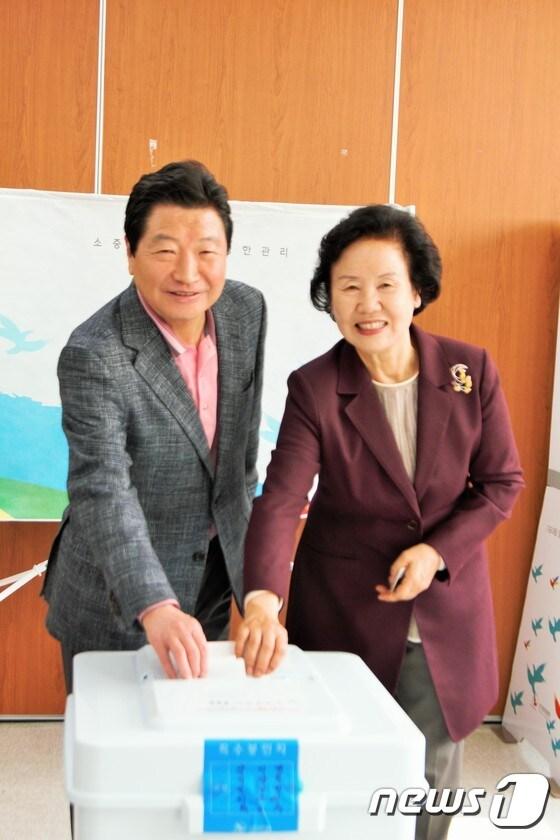 본문 이미지 - 9일 오전 사전투표하고 있는 안상수 창원시장 부부. 2016. 4. 9/뉴스1 ⓒ News1 이상욱 기자