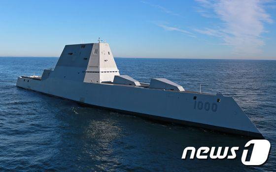 본문 이미지 - 미 해군의 차세대 스텔스 구축함 줌왈트(DDG-1000)호가 작년 12월7일 대서양에서 시험항해를 하고 있다. ⓒ AFP=뉴스1