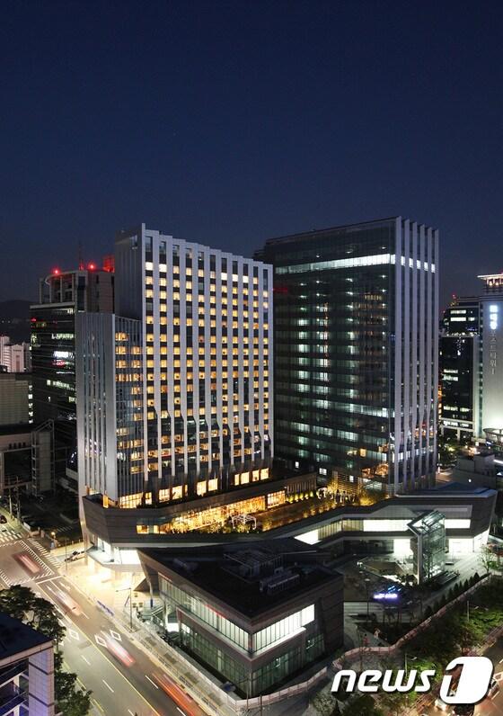 본문 이미지 - ⓒ News1 롯데시티호텔구로가 2016 프로야구를 더 재밌게 즐길 수 있는 '고척 스카이돔 홈런왕 패키지'를 출시했다.