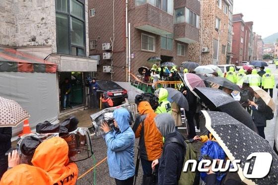 본문 이미지 - '안산토막살인' 사건 조성호의 현장검증이 실시된 10일 오전 인천 연수구의 원룸 앞에 취재진들이 북적이고 있다. 조씨는 지난달 13일 이곳에서 피해자 최모(40) 씨를 망치로 내리쳐 살해한 뒤 시신을 훼손해 27일 대부도 일대 2곳에 유기한 혐의를 받고 있다. 2016.5.10/뉴스1 ⓒ News1 민경석 기자