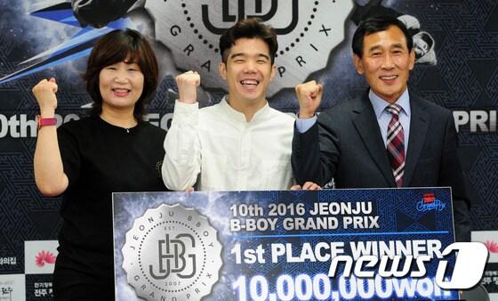 본문 이미지 - 10일 오전 전북 전주시청 브리핑룸에서 열린 2016 전주 B-boy 그랑프리 기자회견에서 정경주 전주 청소년 문화의 집 관장, 이용주 Last for One 원년멤버, 우종상 전주시 복지환경국장이 파이팅을 외치고 있다.2016.5.10/뉴스1 ⓒ News1 문요한 기자