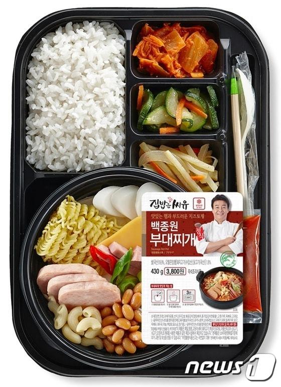 본문 이미지 - ⓒ News1 CU가 백종원 요리연구가가 직접 기획하고 레시피 개발에 참여한 '백종원 부대찌개'를 10일 출시했다.