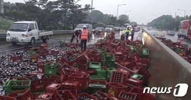 본문 이미지 - 10일 오전 9시50분께 충북 청주시 흥덕구 지동동 중부고속도로 하행선 서청주IC 인근에서 김모씨의 11.5톤 화물차가 중앙분리대를 들이받으면서 차량에 실린 맥주 8400병이 도로로 쏟아졌다. ⓒ News1