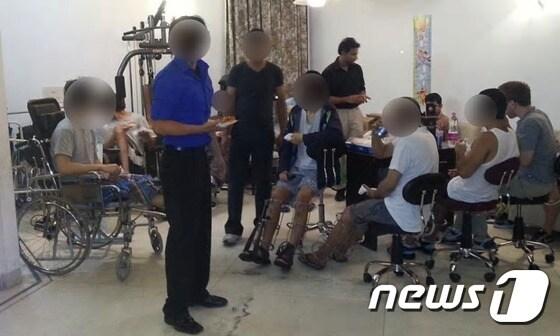 본문 이미지 - 최근 인도에서 사지연장술을 성형 목적으로 찾는 사람이 많아졌다. 델리 정형외과에서 수술을 받은 환자들이 모여있는 모습.[출처=가디언]ⓒ News1