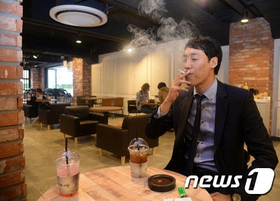 본문 이미지 - 한 흡연카페에서 시민이 커피를 마시며 담배를 피우고 있다. ⓒ News1 주기철 기자