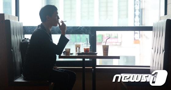 본문 이미지 - 10일 오후 대전 서구 둔산동의 한 흡연카페에서 한 시민이 커피를 마시며 담배를 피우고 있다. 2016.5.10/뉴스1 ⓒ News1 주기철 기자