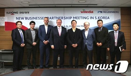 본문 이미지 - 청소용품 독점 판매 제휴를 맺은 일동제약과 독일 프루이덴베르그 관계자들./ⓒ News1
