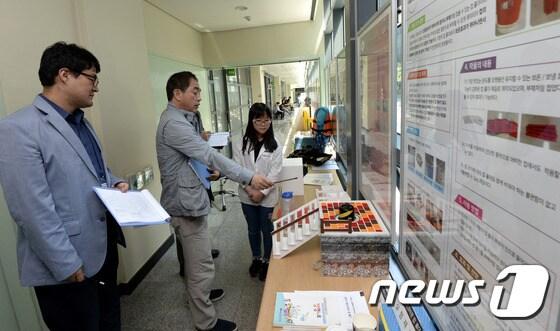 본문 이미지 - 지난해 5월 관악구 과학전시관에서 열린 제38회 서울학생과학발명품경진대회 본선대회 모습./뉴스1 ⓒ News1 안은나 기자