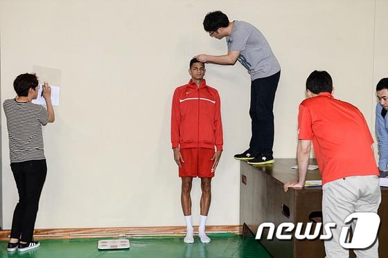 본문 이미지 - 전체 1순위로 주목받았던 스티븐 모랄레스가 11일 송림체육관에서 열린 트라이아웃에서 신체검사를 받고 있다. 모랄레스의 프로필에 적힌  키는 200cm였지만  신체검사에서는  192.1cm가 나왔다. (한국배구연맹 제공). ⓒ News1