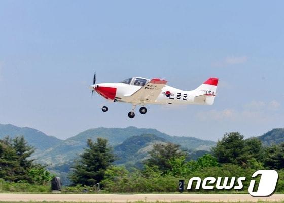 본문 이미지 -  KT-100 입문훈련기가 공군사관학교 제55비행전대에서 이륙하는 모습. (공군 제공) 2016.5.11/뉴스1 ⓒ News1 조현아 인턴기자