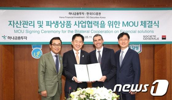 본문 이미지 - 왼쪽부터 이진혁 하나금융투자 부사장(S&T부문장), 이진국 하나금융투자 사장, 얀 가니에(Yann GARNIER) 소시에떼 제네랄 아시아퍼시픽 글로벌 마켓 대표, 오인환 한국SG증권 사장ⓒ News1