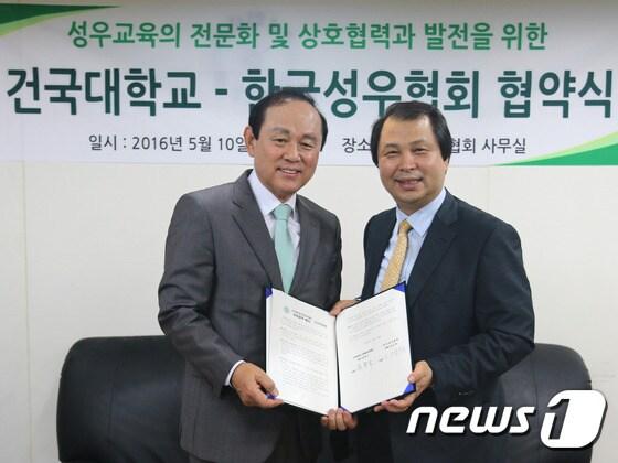 본문 이미지 - 건국대학교 언론홍보대학원 김동규 원장(오른쪽)과 이근욱 성우협회 이사장이 10일 서울 여의도 한국성우협회 회의실에서 스피치분야 전문화와 고급인력양성을 위한 산학협력 업무 협약을 체결했다. ⓒ News1