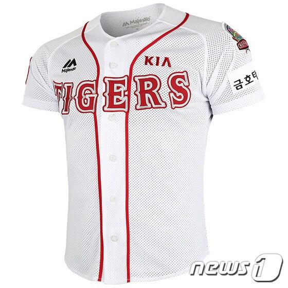 본문 이미지 - 서재응·최희섭 은퇴식 유니폼.(KIA 타이거즈 제공)ⓒ News1