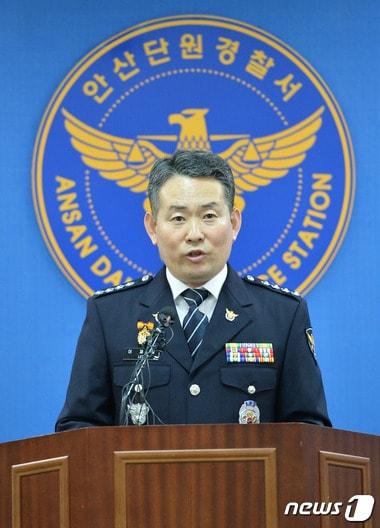 본문 이미지 - '조성호 살인사건' 수사 결과를 발표하고 있는 이재홍 안산단원경찰서장. 2016.5.13/뉴스1 ⓒ News1 이재명 기자