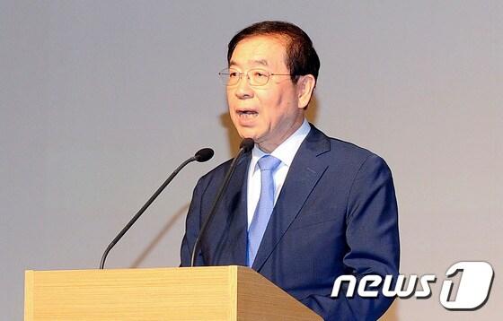 본문 이미지 - 박원순 서울시장이 13일 오전 광주 북구 용봉동 전남대학교 용지관 컨벤션 홀에서 '80년 5월 광주가 2016년 5월의 광주에게-새로운 세상을 꿈꾸는 청년들에게 보내는 시그널'이라는 주제로 강연을 하고 있다. 2016.5.13/뉴스1 ⓒ News1 신채린 기자