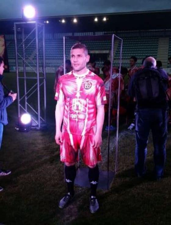 본문 이미지 - 스페인 4부리그의 C.D. 팔렌시아가 새롭게 발표한 유니폼. (팔렌시아 트위터 캡처) ⓒ News1