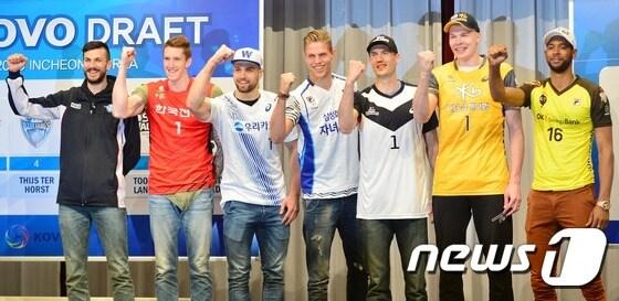 본문 이미지 - 13일 오후 인천 하버파크호텔에서 열린 2016-17시즌 V리그 남자부 외국인선수 트라이아웃(2016 KOVO TRYOUT & DRAFT)에서 7개 구단에 지명된 외국인 선수들이 포즈를 취하고 있다. 왼쪽부터 대한항공 밋차 가스파리니, 한국전력  아르파드 바로티, 우리카드 크리스티안 파다르, 삼성화재 타이스 덜 호스트, 현대캐피탈 툰 밴 랜크벨트, KB손해보험 아르투르 우드리스, OK저축은행 롤란도 세페다.2016.5.13./뉴스1 ⓒ News1 민경석 기자