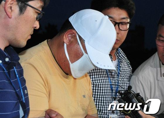 본문 이미지 - 지난해 4월 제주 서귀포시 동광리 인근 보리밭에서 숨진 채 발견된 중국인 여성을 살해했다고 자수한 중국인 S씨(34)가 5월14일 제주 서귀포경찰서로 압송돼 취재진의 질문을 받고 있다.2016.5.14/뉴스1 ⓒ News1 이석형 기자