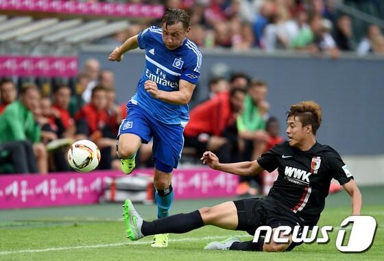 본문 이미지 - 아우크스부르크의 홍정호(오른쪽) ⓒ AFP=News1