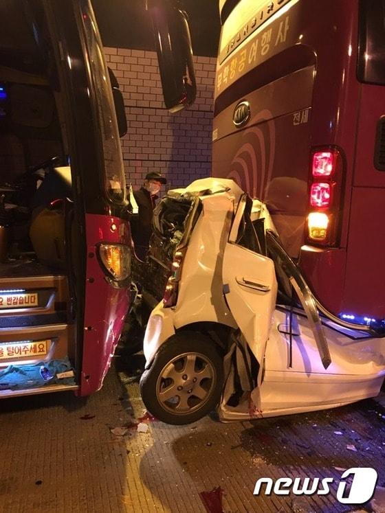 본문 이미지 - 16일 오전 9시48분쯤 경남 창원시 의창구 북면 외감리 남해고속도로 순천방향 창원1터널 안 중간지점에서 9중 추돌사고가 발생해 모닝 승용차에 타고 있던 4명 전원이 숨졌다.(창원소방본부 제공)2016.5.16./뉴스1 ⓒ News1 남경문 기자