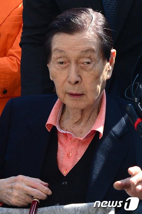 본문 이미지 - 신격호 롯데그룹 총괄회장이 16일 오후 정신건강 검증을 받기 위해 서울 종로구 연건동 서울대학교병원에 들어서고 있다. 신 총괄회장의 정신건강 검증은 여동생인 신정숙씨가 신청한 성년후견개시 심판청구에 따른 것으로, 법원은 의료진의 소견을 바탕으로 정신건강과 관련한 판단을 내릴 예정이다. 2016.5.16/뉴스1 ⓒ News1 임세영 기자