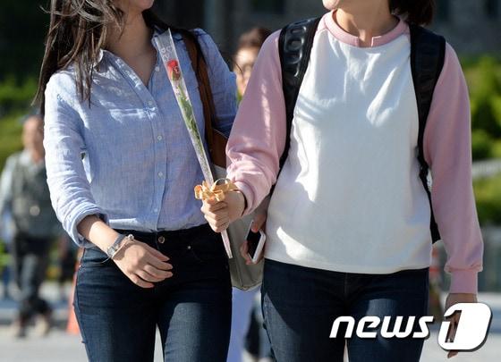 본문 이미지 - 여대생들이 장미꽃을 들고 걷고 있다.  ⓒ News1 최현규 기자