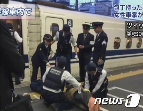 본문 이미지 - 일본 고속열차 신칸센에 식칼을 들고 탑승한 남성이 경찰에 체포됐다.(NHK캡처)ⓒ News1