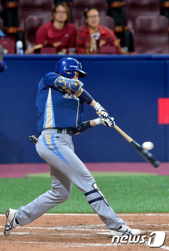 본문 이미지 - NC 다이노스 박민우(23)가 21일 마산구장에서 열리는 NC 다이노스와의 플레이오프 1차전을 앞두고 "실책에 대한 긴장감을 덜고 물 흐르듯 임하겠다"는 각오를 밝혔다.ⓒ News1 신웅수 기자