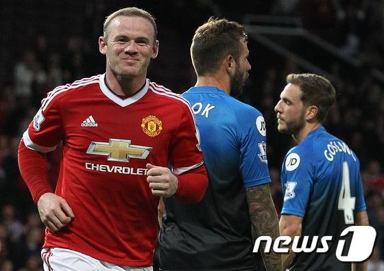 본문 이미지 - 맨체스터 유나이티드의 웨인 루니(왼쪽)가 18일(한국시간) 영국 맨체스터의 올드 트라포드에서 열린 본머스와의 2015-16 잉글랜드 프리미어리그 최종 38라운드에서 득점 후 기뻐하고 있다. ⓒ AFP=News1