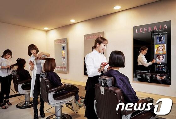 본문 이미지 - 삼성전자가 롯데백화점 잠실점에 위치한 이가자 헤어비스에 55형 '미러 디스플레이' 제품을 처음으로 설치했다.  이가자 헤어비스는 고객들에게 '미러 디스플레이'를 활용한 맞춤형 프리미엄 서비스를 제공할 계획이다. (삼성전자 제공) ⓒ News1