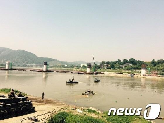 본문 이미지 - 17일 북한의 기습방류로 수위가 상승한 임진강 하류지역에서 육군 모 부대가 수중도하 훈련을 하며 적의 도발에 대비태세를 갖추고 있다. ⓒ News1