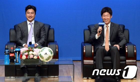 본문 이미지 - 박지성(오른쪽)과  안정환이 18일 오전 서울 종로구 아산정책연구원에서 열린 2017 피파 20세 월드컵(FIFA U-20 World Cup) 홍보대사 위촉식 및 U-20크루 발대식에 참석해 위촉패를 수여받은 뒤 이야기를 나누고 있다.2016.5.18/뉴스1 ⓒ News1 이광호 기자