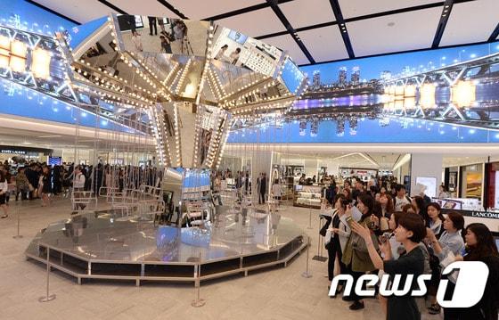 본문 이미지 - 지난해 말 신규 면세사업권을 획득한 신세계면세점이 18일 서울 중구 신세계백화점 본점 신관8∼12층에 영업면적 1만3천884㎡ 규모로 오픈했다. 2016.5.18/뉴스1 ⓒ News1 이동원 기자