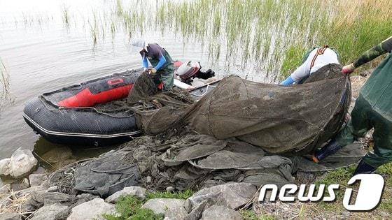 본문 이미지 - 내수면에서 철거한 불법 어구 자료사진.(뉴스1/DB)