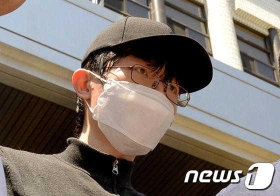 본문 이미지 - 19일 오후 서울 서초경찰서에서 '강남역 묻지마, 살인 사건' 피의자 김모 씨가 영장실질심사를 위해 경찰서를 나서고 있다. 2016.5.19/뉴스1 ⓒ News1 