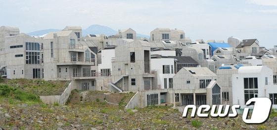 본문 이미지 - 제주 서귀포시는 지난 7일 서귀포시청 셋마당에서 예래휴양형주거단지 정상화 지원협의회 첫 회의를 열었다고 8일 밝혔다 제주 서귀포시 예래동 해안도로에서 바라본 예래휴양형주거단지 모습. /뉴스1 ⓒ News1 OB